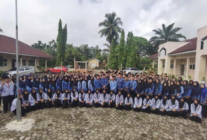 Memperingati Hardiknas, MTsN 8 Muaro Jambi Melaksanakan Upacara
