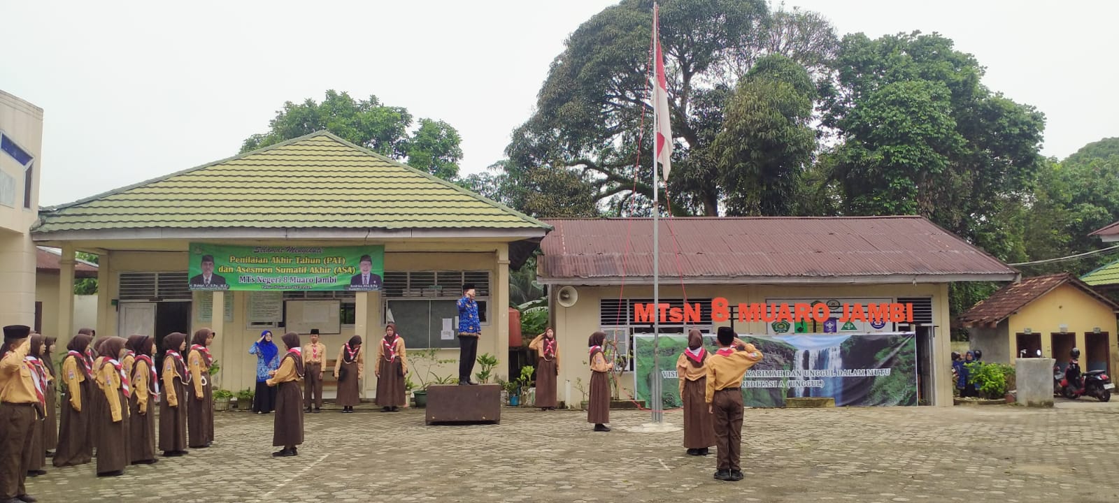 MTsN 8 Muaro Jambi Peringati Hari Kelahiran Pancasila dengan Khidmat