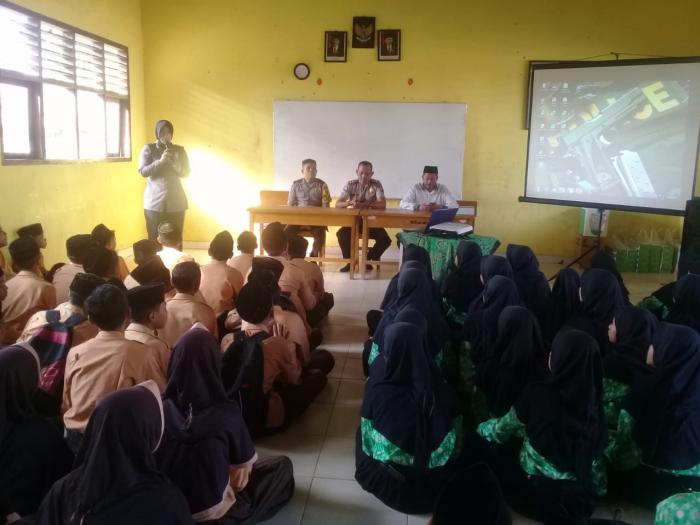 Kasubdit Bintibsos Polda Jambi Sambangi MTs N 8 Muaro Jambi Dalam Rangka Binturmas