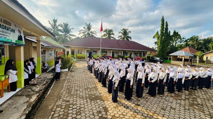 Apel Pembukaan Ujian Madrasah Kelas IX Tahun Ajaran 2025/2026 Berlangsung Khidmat