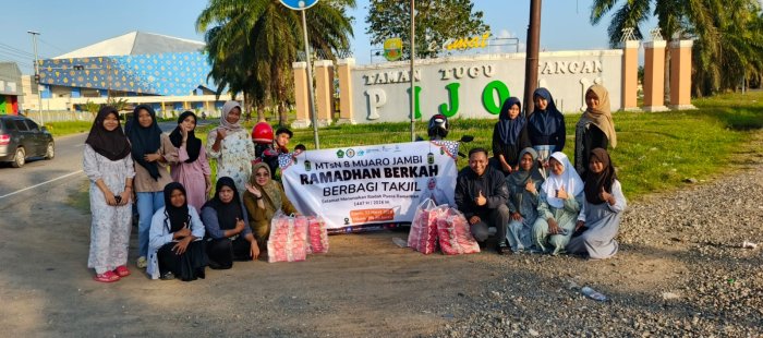 MTsN 8 Muaro Jambi Gelar Program Ramadhan Berbagi, OSIM Bagikan Takjil di Tugu Tangan Pijoan