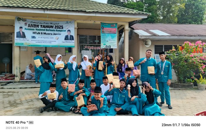 MTsN 8 Muaro Jambi Gelar Penerimaan Hadiah Lomba 17 Agustus 2025