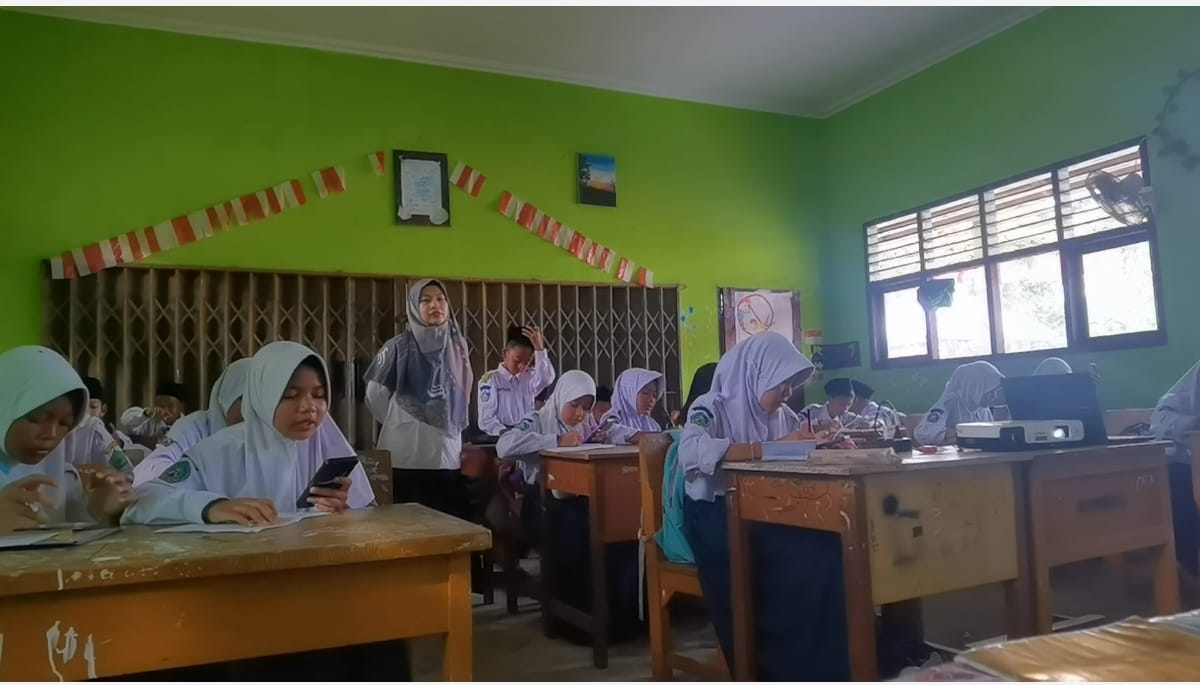 Guru Matematika MTsN 8 Muaro Jambi Tingkatkan Minat Belajar Siswa Melalui Aplikasi Quizizz