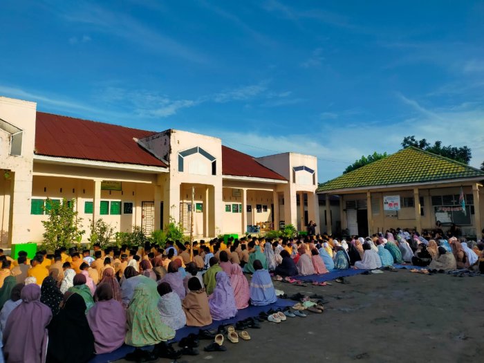 Pembiasaan Sholat Dhuha di Lapangan, MTsN 8 Muaro Jambi Bentuk Karakter Religius Siswa