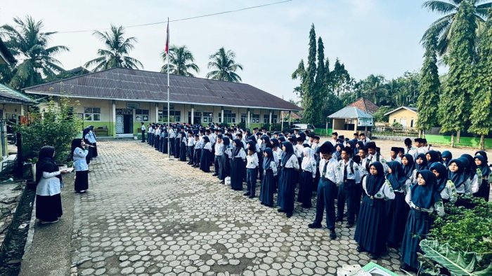 MTsN 8 Muaro Jambi Gelar Apel Pembukaan Asesmen Sumatif Akhir Tahun 2025/2026
