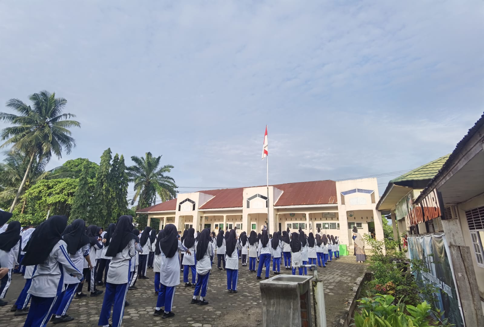 Usai Libur Imlek, Siswa MTsN 8 Muaro Jambi Antusias Ikuti Senam Pagi