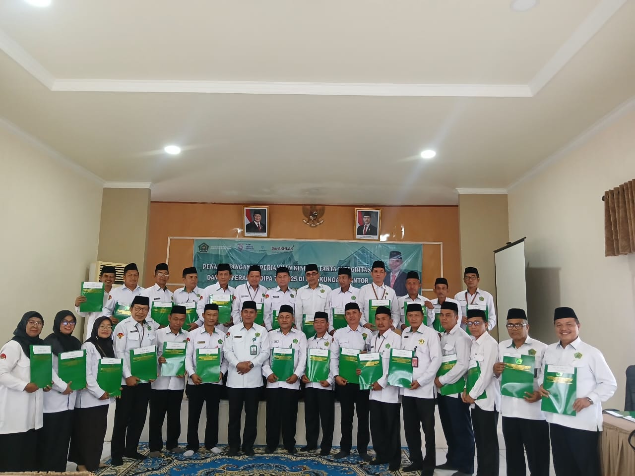Kepala MTsN 8 Muaro Jambi Hadiri Penandatanganan Perjanjian Kinerja dan Penyerahan DIPA 2025