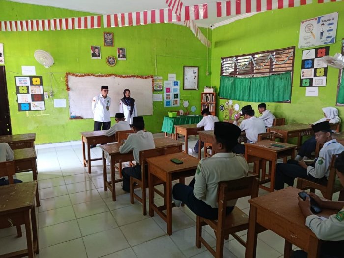 Hari Pertama Ujian Madrasah Berjalan Lancar, Pengawas Lakukan Monev di MTsN 8 Muaro Jambi