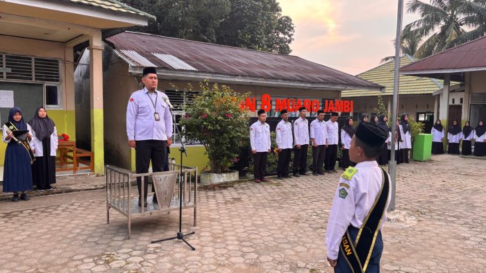 Upacara Bendera MTsN 8 Muaro Jambi: Pembina Upacara Tekankan Disiplin sebagai Pilihan dan Fondasi Karakter Upacara Bendera MTsN 8 Muaro Jambi: Pembina Upacara Tekankan Disiplin sebagai Pilihan dan Fondasi Karakter