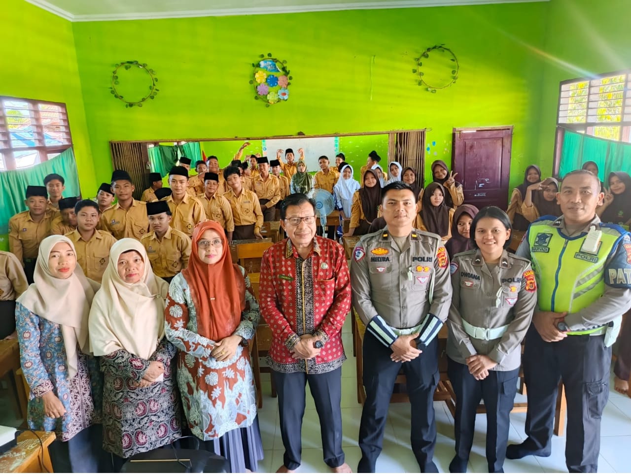 SATLANTAS POLRES MUARO JAMBI GELAR SOSIALISASI KEAMANAN, KESELAMATAN, KETERTIBAN, DAN KELANCARAN BERLALU LINTAS DI MTSN 8 MUARO JAMBI