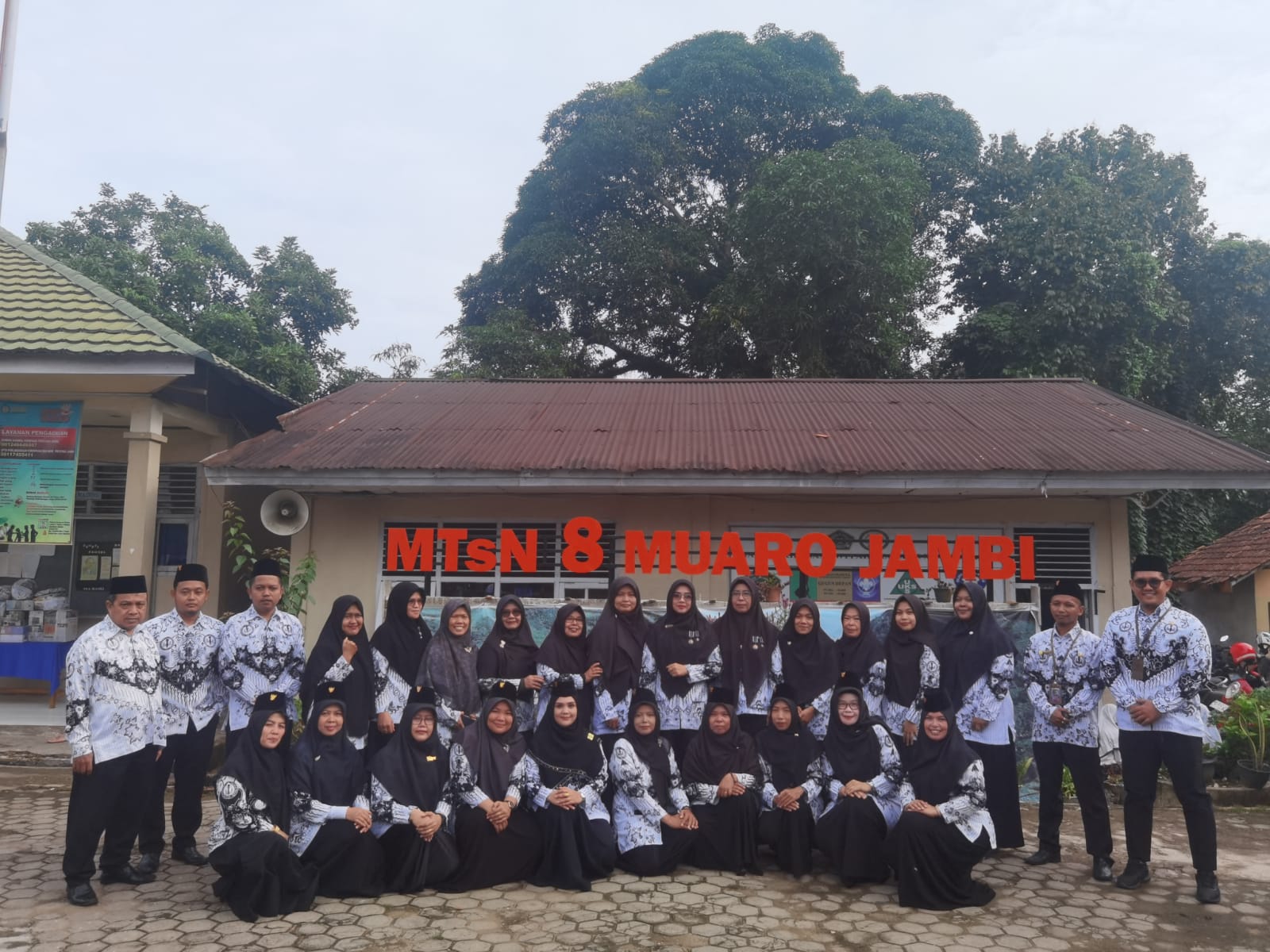Hari Guru Nasional: Momen Istimewa untuk Menghargai Jasa Pendidik di MTsN 8 Muaro Jambi