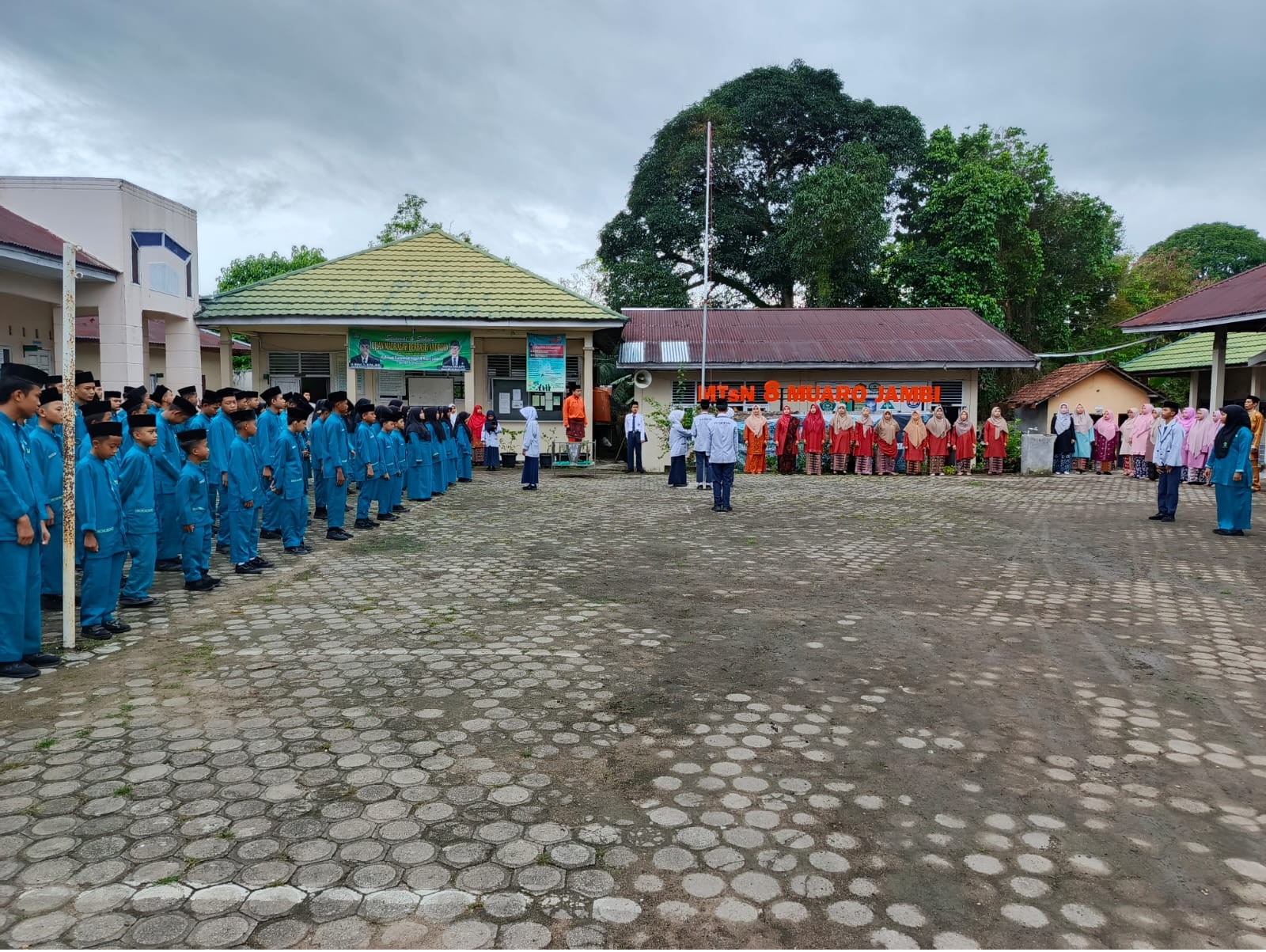 UPACARA PERINGATAN HARI PENDIDIKAN NASIONAL DI MTsN 8 MUARO JAMBI BERLANGSUNG KHIDMAT