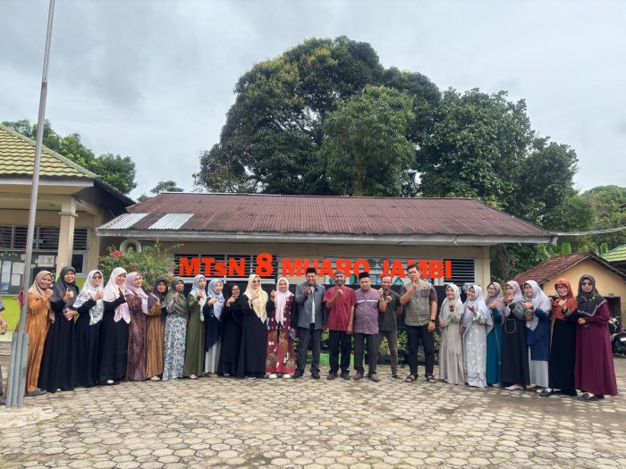 Kasi Pendidikan Madrasah Kemenag Muaro Jambi Lakukan Sidak Kedisiplinan di MTsN 8 Muaro Jambi