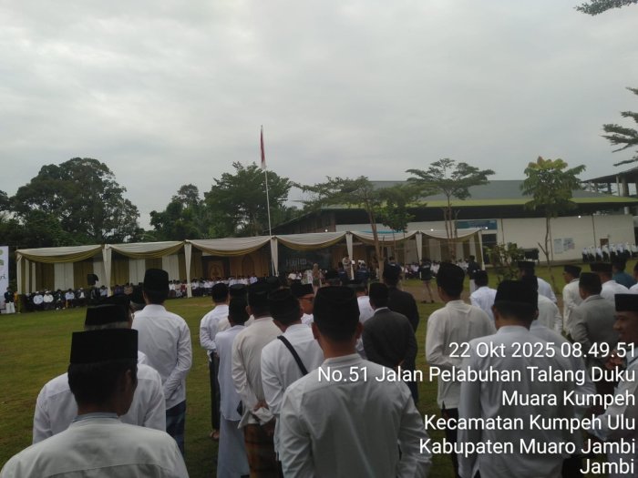 Kepala MTsN 8 Muaro Jambi Ikuti Upacara Hari Santri Nasional 2025 Tingkat Provinsi Jambi