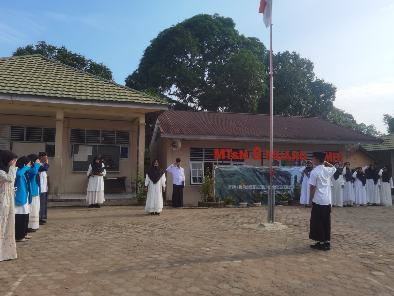 Upacara Peringatan Hari Santri Nasional 2024 di MTsN 8 Muaro Jambi Berjalan dengan Khidmat