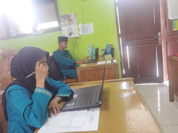 Dua Siswa MTsN 8 Muaro Jambi Ikuti Uji Coba OMI Provinsi